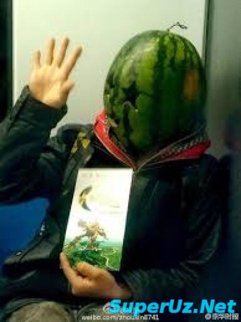 Хитойда бошига тарвуз пўчоғини кийиб олган йўловчи полиция томонидан қўлга олинди